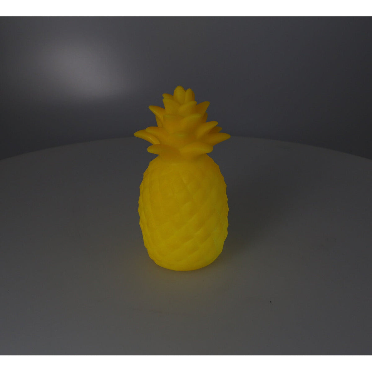 Gelbe Kunststoff-Ananas 3D mit weißer LED