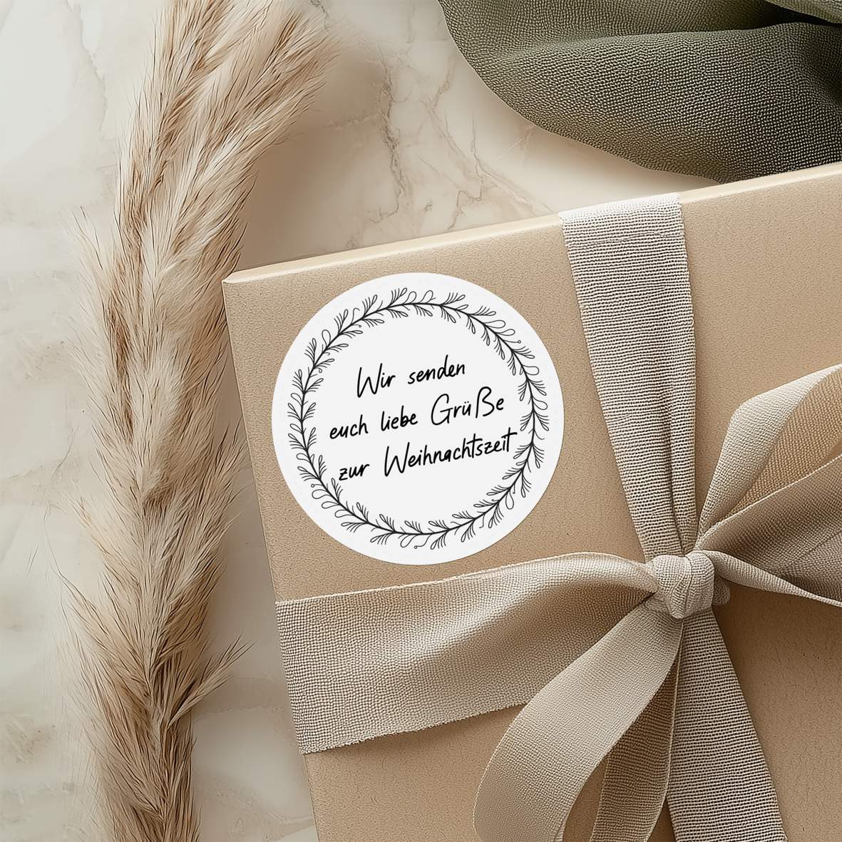 FOTOFOL - Personalisierte Aufkleber „Kranz Frohes Fest” – 24 Stück – Runde Papieraufkleber (4,5 cm) für Weihnachten