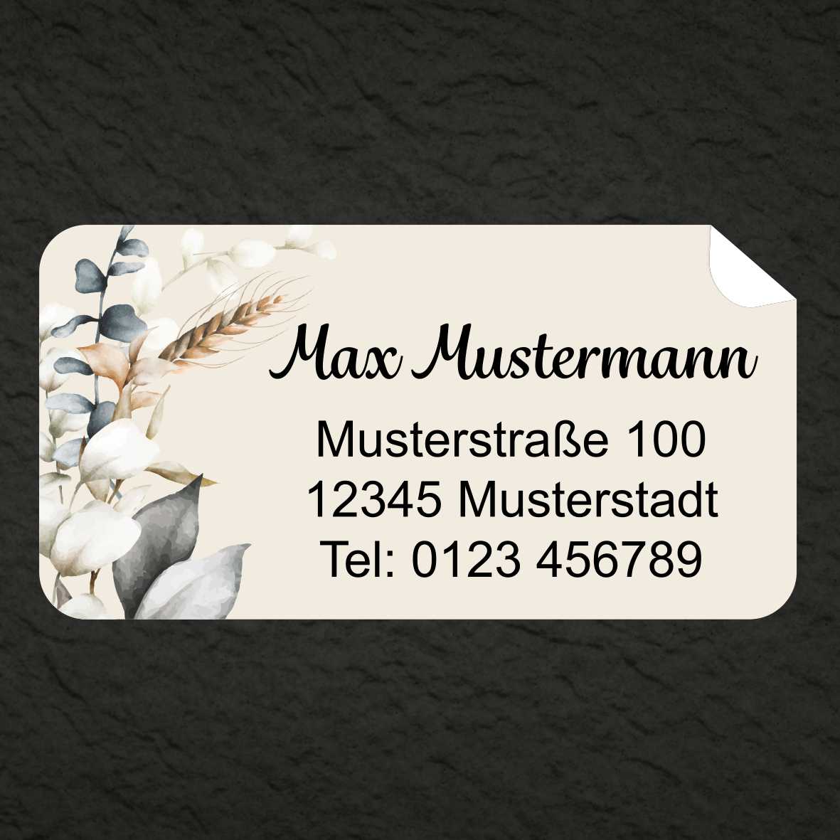 Nahaufnahme eines Adressetiketts mit botanischem Motiv und Beispieladresse