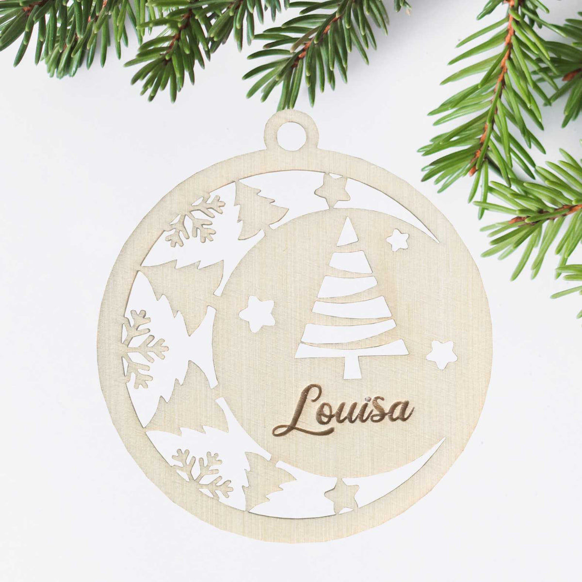 FOTOFOL Personalisierte Weihnachtskugeln aus Holz | Christbaumkugeln mit Namen | Schmücken Sie Ihren Baum oder Tisch mit bezaubernden Weihnachtskugeln aus Holz | Gestalte deine personalisierten Weihnachtskugeln ganz einfach selbst und schaffe so eine bleibende Erinnerung.