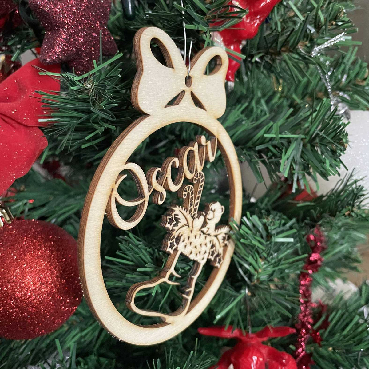 Seitliche Ansicht der Holz-Weihnachtskugel „Nikolaus Stiefel“ mit Name Oscar am Baum