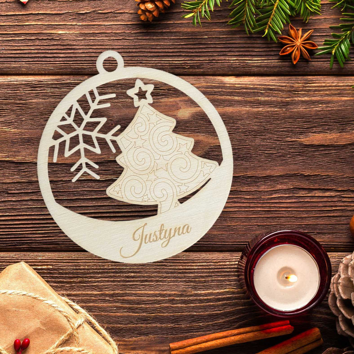 FOTOFOL Personalisierte Weihnachtskugeln aus Holz | Christbaumkugeln mit Namen | Schmücken Sie Ihren Baum oder Tisch mit bezaubernden Weihnachtskugeln aus Holz
Gestalte deine personalisierten Weihnachtskugeln ganz einfach selbst und schaffe so eine bleibende Erinnerung.
