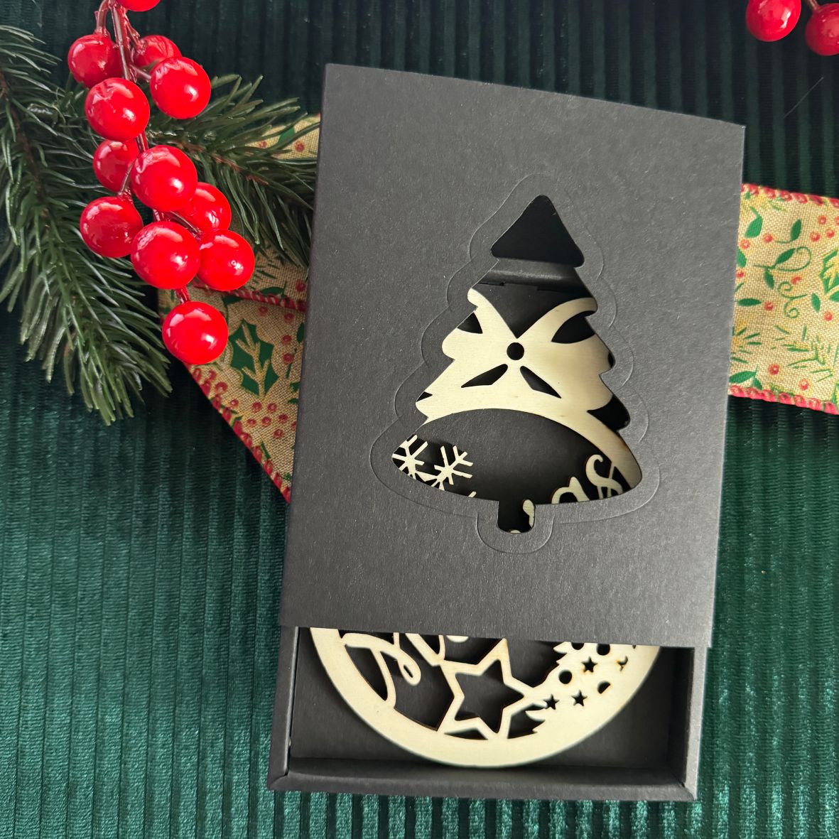 FOTOFOL Personalisierte Weihnachtskugeln aus Holz | Christbaumkugeln mit Namen | Schmücken Sie Ihren Baum mit bezaubernden Weihnachtskugeln aus Holz | Gestalte deine personalisierten Weihnachtskugeln ganz einfach selbst und schaffe so eine bleibende Erinnerung