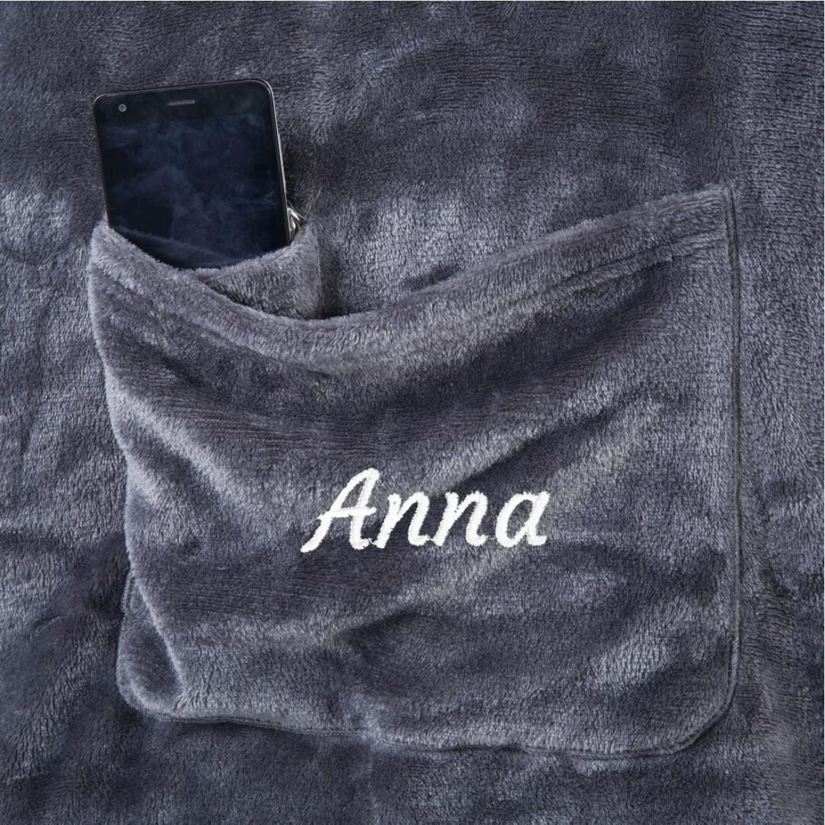 FOTOFOL-Das perfekte Weihnachtsgeschenk für Frauen - Kuscheldecke mit Ärmeln personalisieren. Mit Namen bestickt