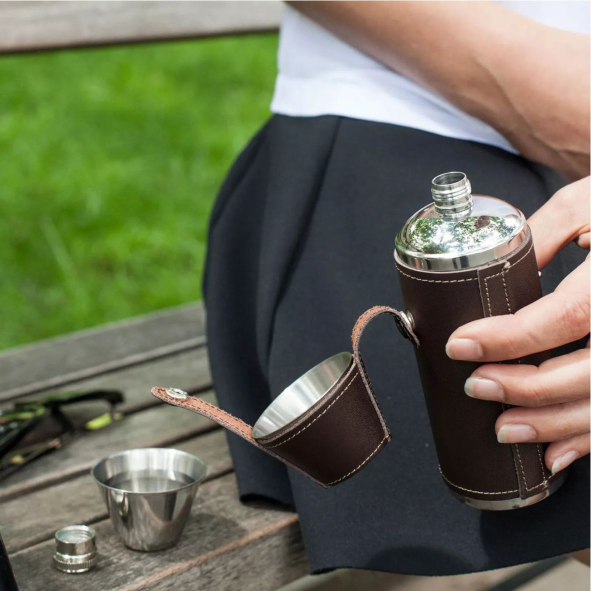 Kikkerland Fläschchen Leder + 2 Schnapsgläser