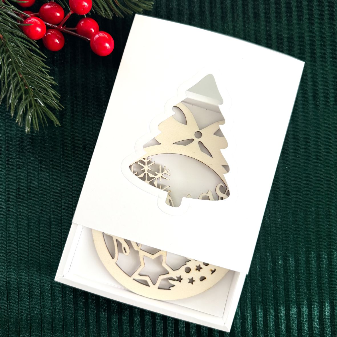 FOTOFOL Personalisierte Weihnachtskugeln aus Holz | Christbaumkugeln mit Namen | Schmücken Sie Ihren Baum mit bezaubernden Weihnachtskugeln aus Holz | Gestalte deine personalisierten Weihnachtskugeln ganz einfach selbst und schaffe so eine bleibende Erinnerung