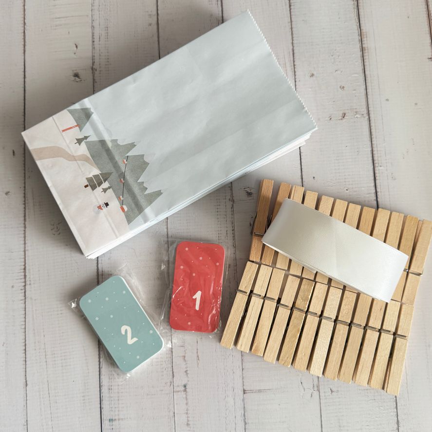 Adventskalender Set S – 24 Geschenktüten 12 x 22 x 6 cm mit Zahlen & Klammern - FOTOFOL