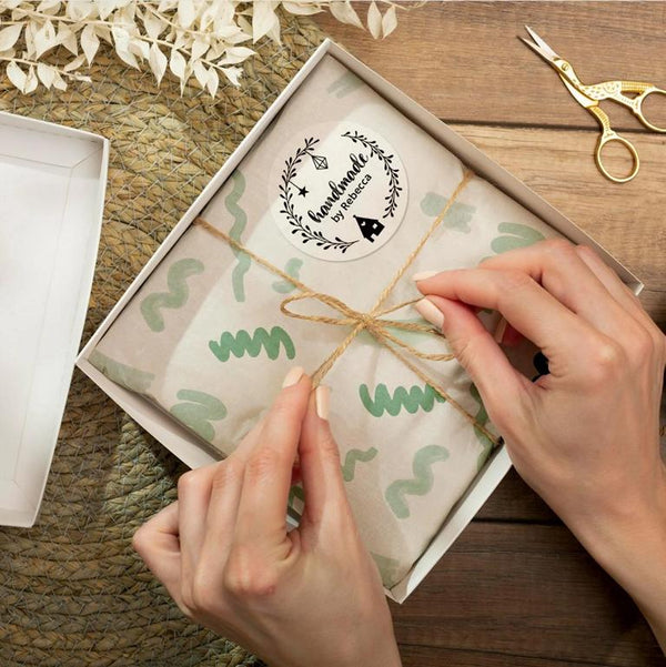 Handmade by Wunschname Aufkleber - 4,5 cm Runde Personalisierte Verkäuferetiketten