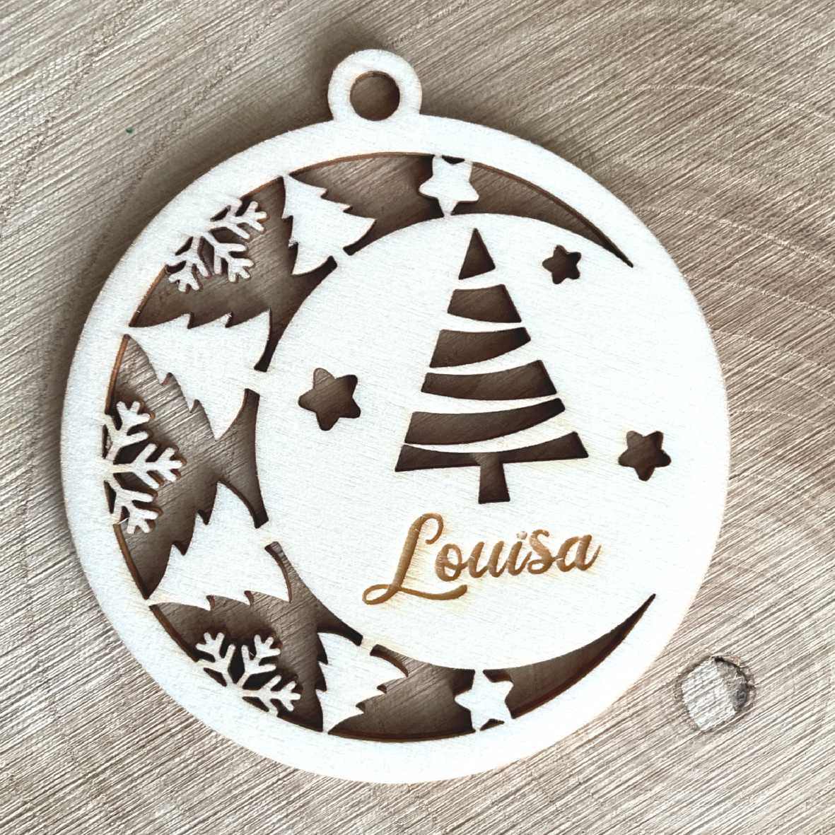 Personalisierte Holz-Weihnachtskugel mit Bäumen auf einer Holzscheibe