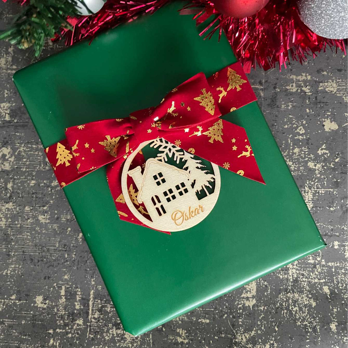 FOTOFOL Personalisierte Weihnachtskugeln aus Holz | Christbaumkugeln mit Namen | Schmücken Sie Ihren Baum oder Tisch mit bezaubernden Weihnachtskugeln aus Holz | Gestalte deine personalisierten Weihnachtskugeln ganz einfach selbst und schaffe so eine bleibende Erinnerung.