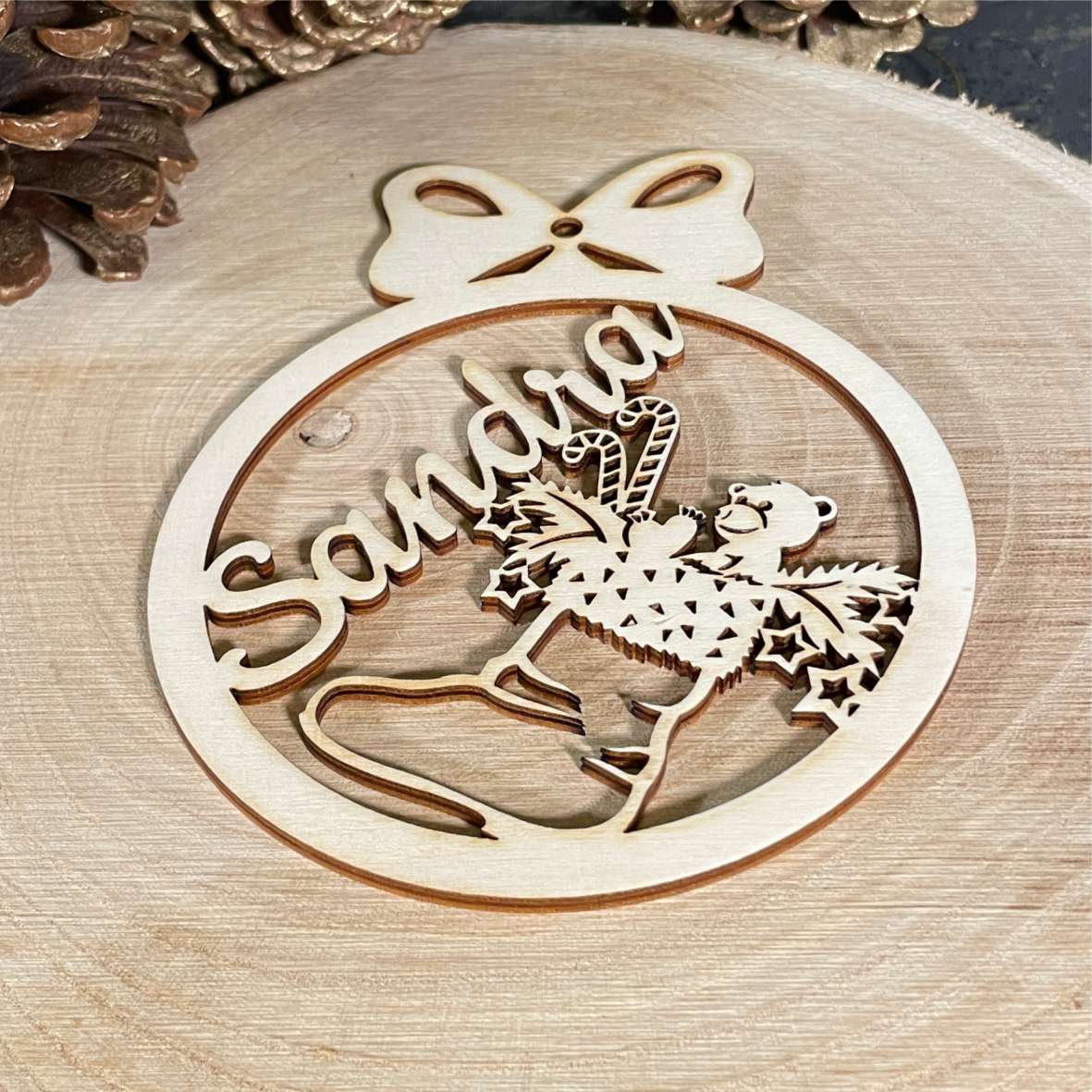 Holz-Weihnachtskugel mit Nikolausstiefel und Name Sandra auf hellem Holz
