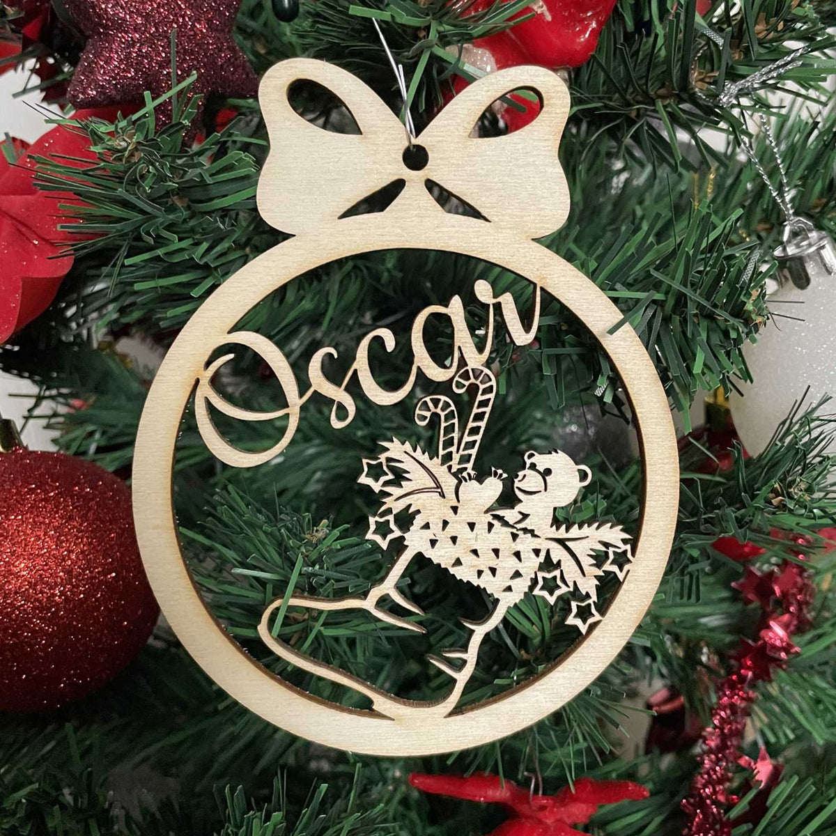 Holz-Weihnachtskugel „Nikolaus Stiefel“ mit Name Oscar am geschmückten Tannenbaum