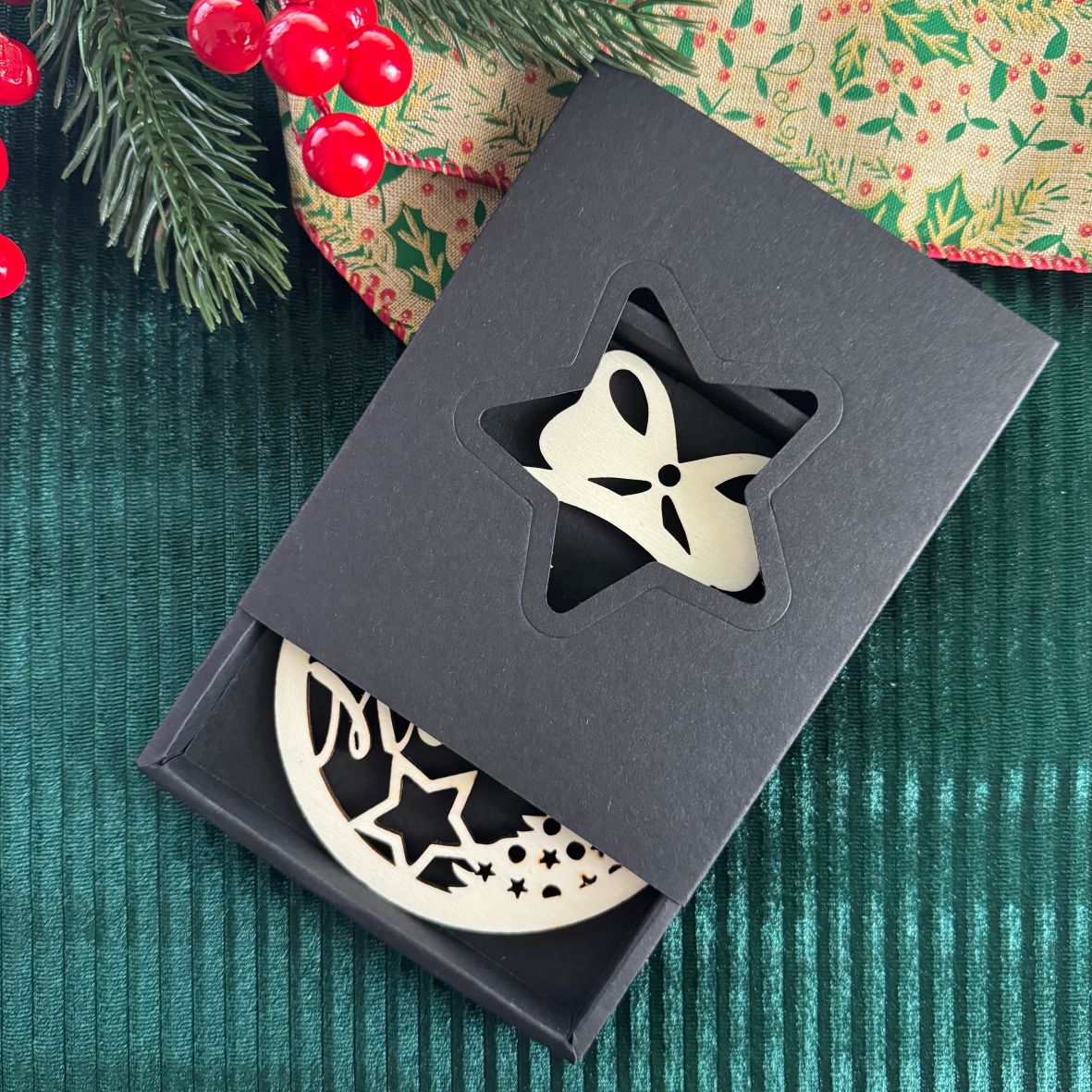 FOTOFOL Personalisierte Weihnachtskugeln aus Holz | Christbaumkugeln mit Namen | Schmücken Sie Ihren Baum mit bezaubernden Weihnachtskugeln aus Holz | Gestalte deine personalisierten Weihnachtskugeln ganz einfach selbst und schaffe so eine bleibende Erinnerung