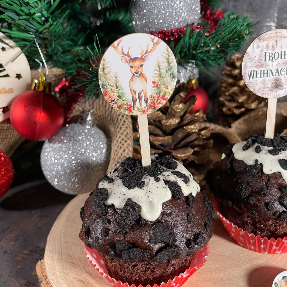 FOTOFOL - 12er Set Holz-Cupcake-Stecker mit 28 Aufklebern für festliche Muffins und Donuts.